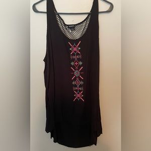 Hi-lo sleeveless top with colorful detail